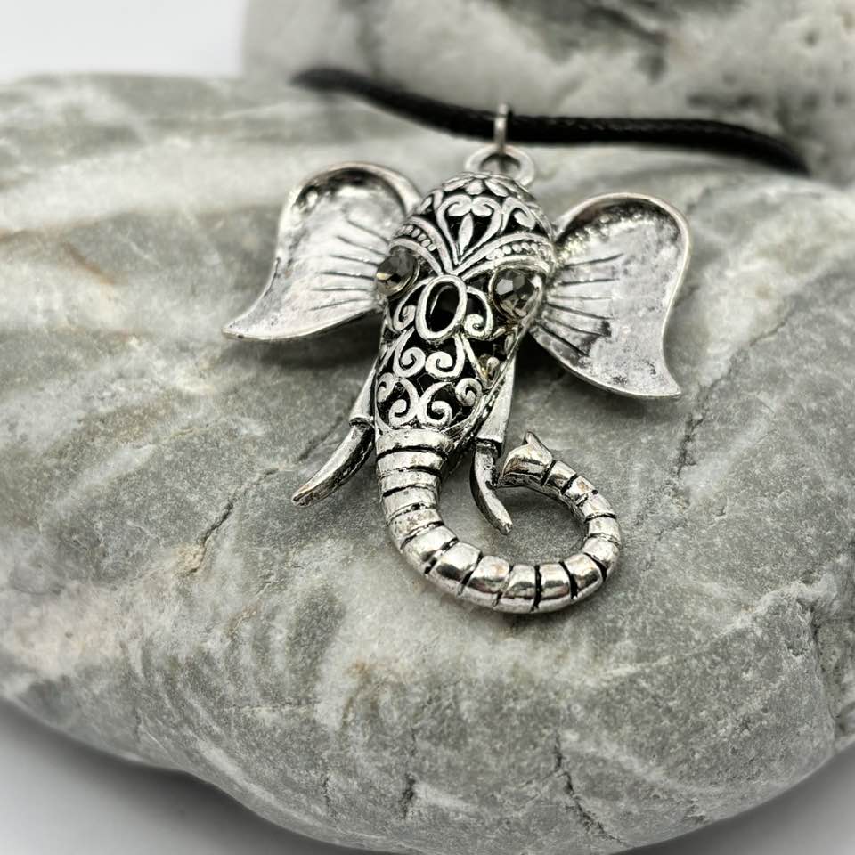 Elephant head pendant necklace