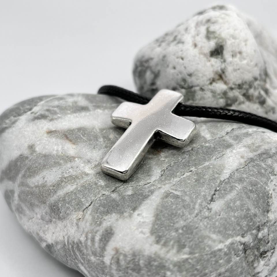 Cross pendant necklace
