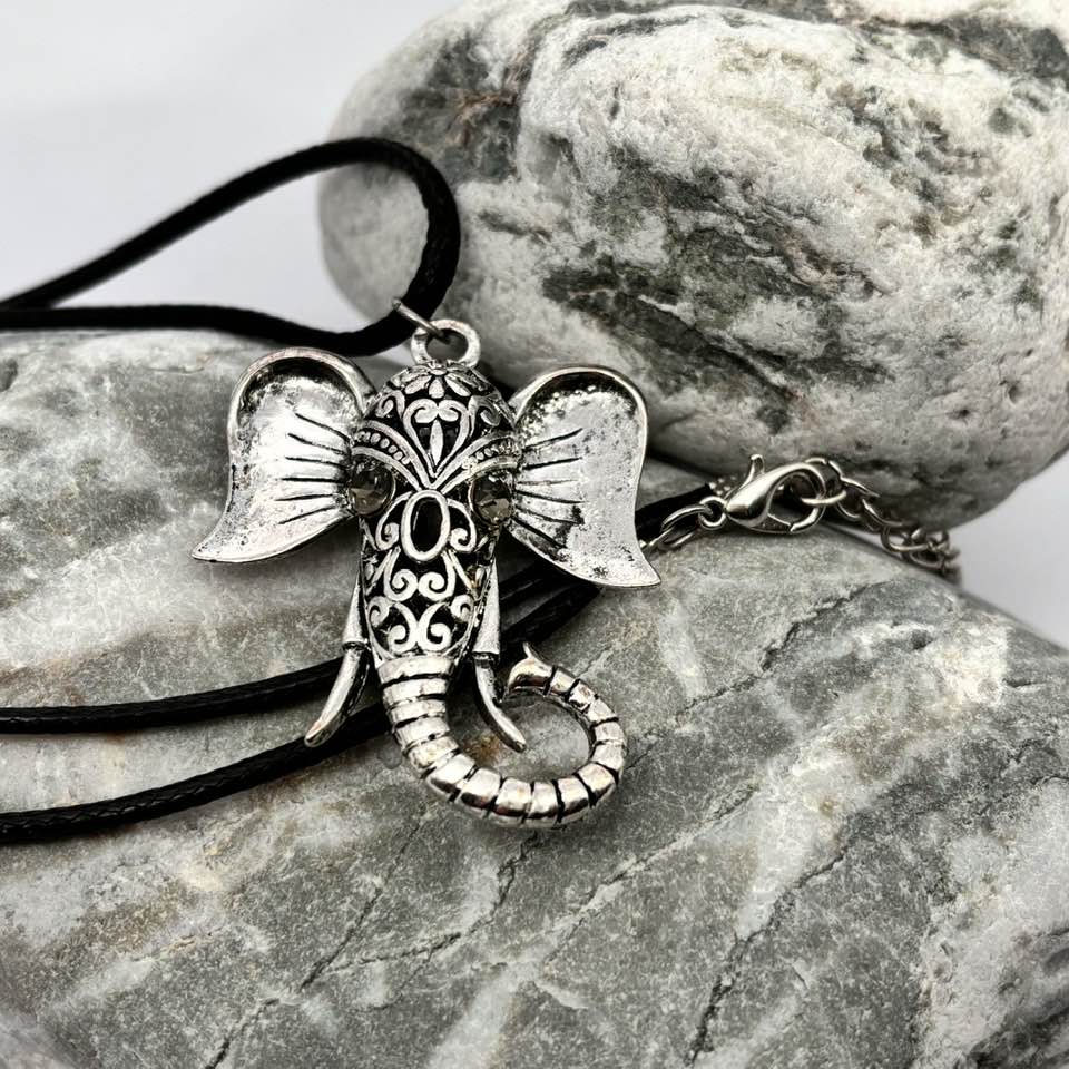Elephant head pendant necklace