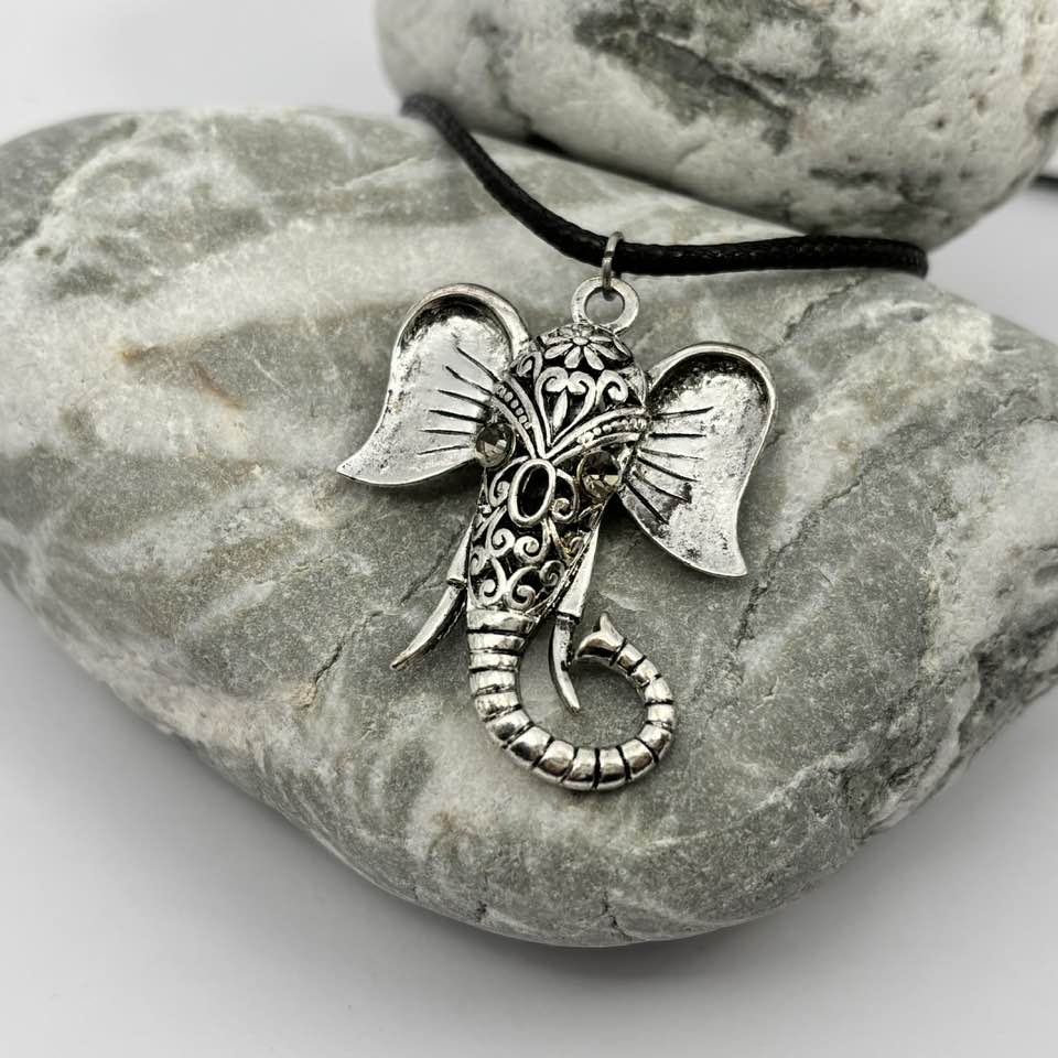 Elephant head pendant necklace