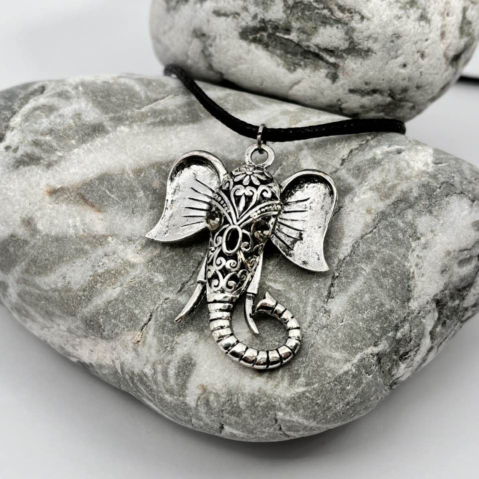 Elephant head pendant necklace