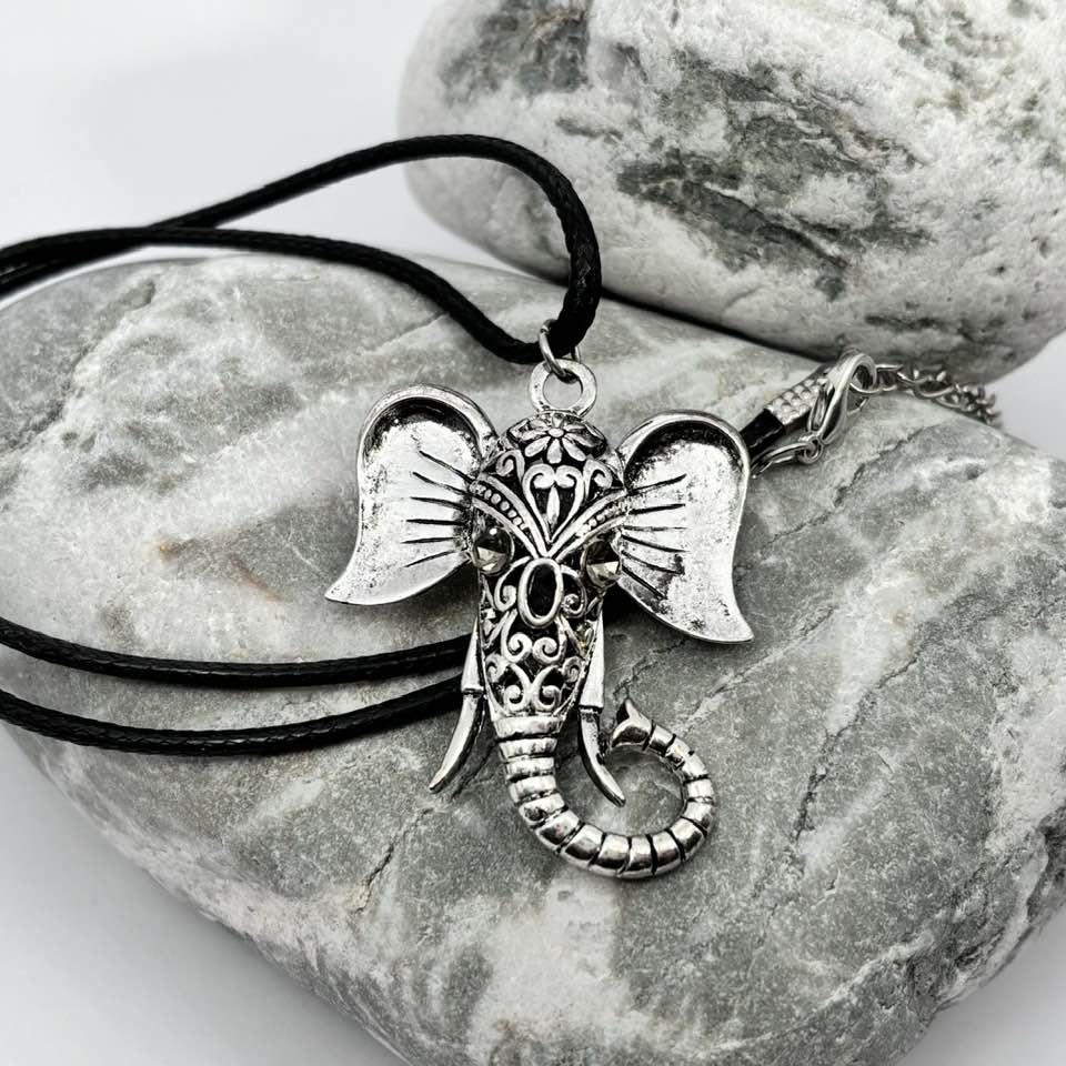 Elephant head pendant necklace