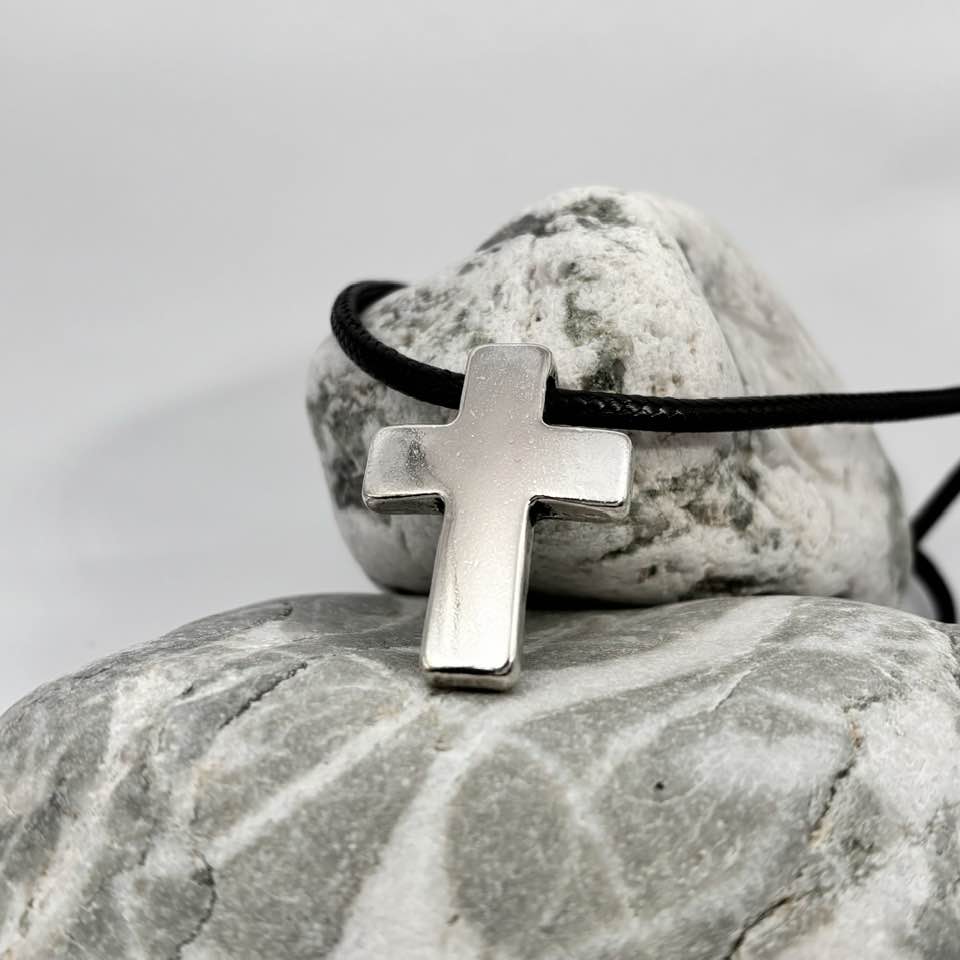 Cross pendant necklace
