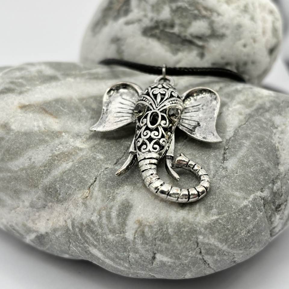 Elephant head pendant necklace