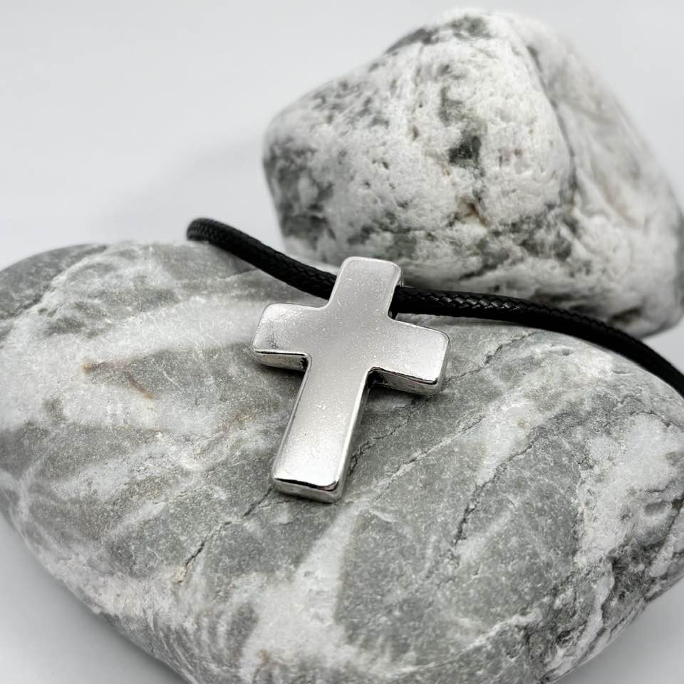 Cross pendant necklace