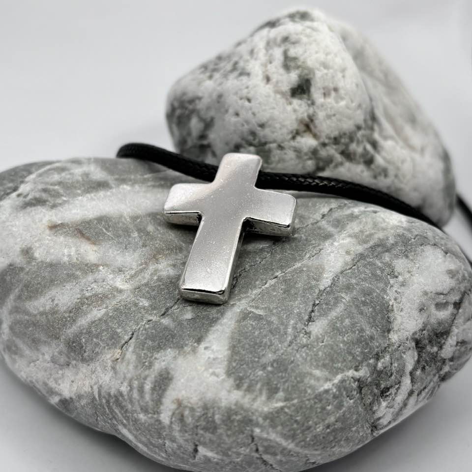 Cross pendant necklace