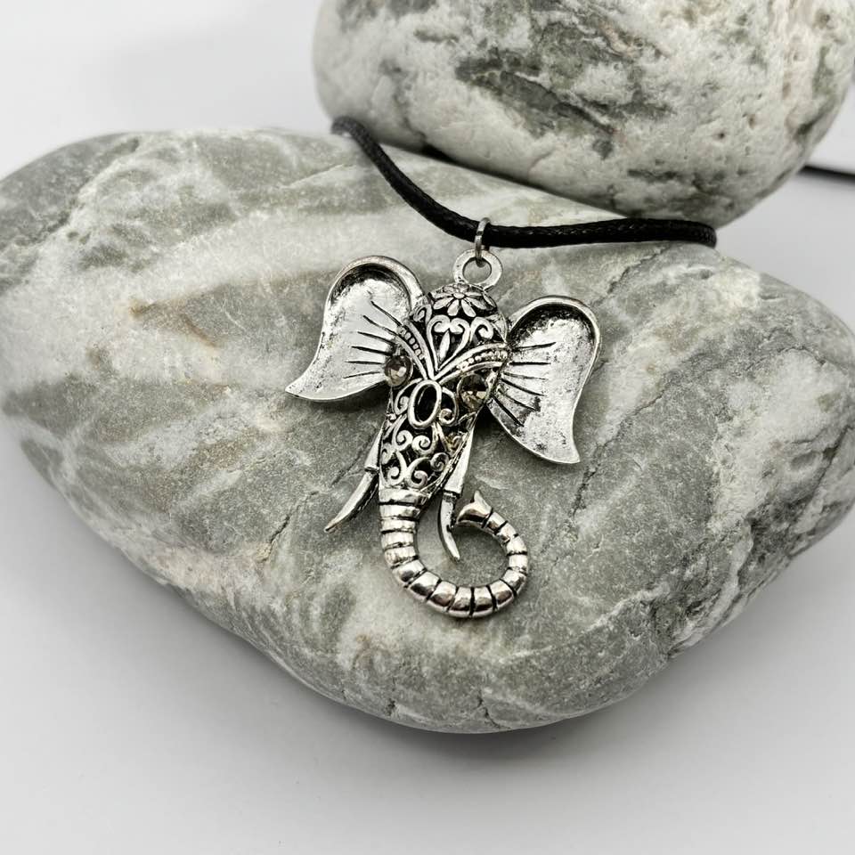 Elephant head pendant necklace