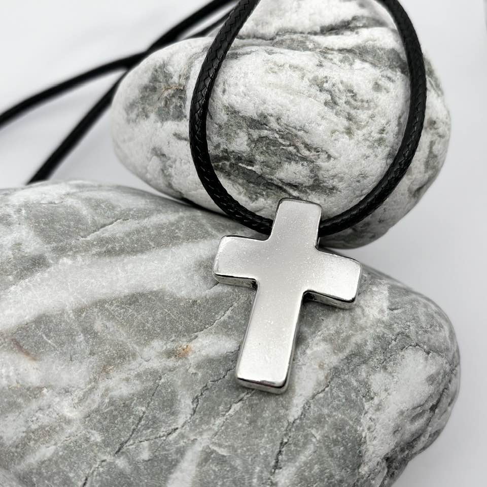 Cross pendant necklace