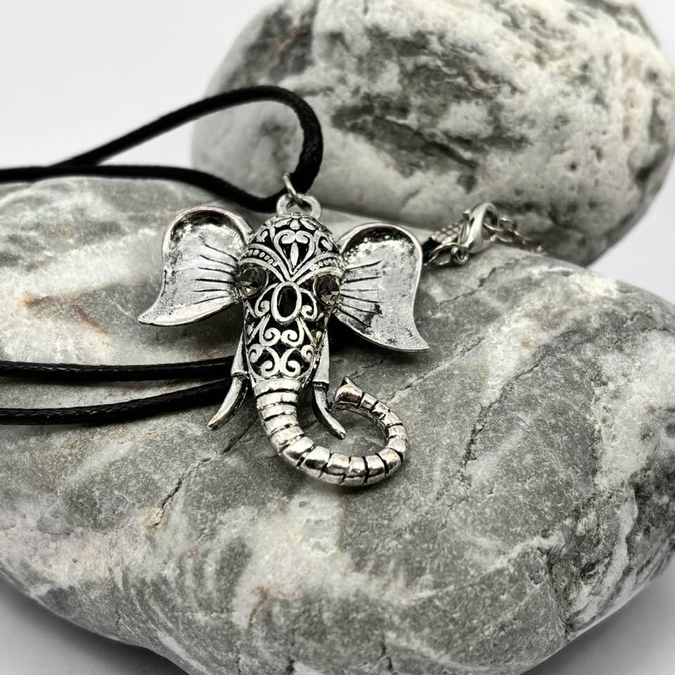 Elephant head pendant necklace