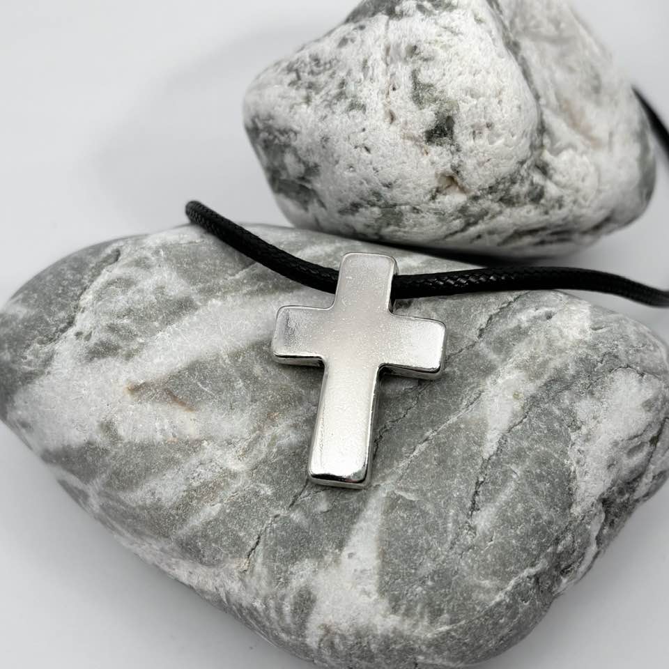 Cross pendant necklace