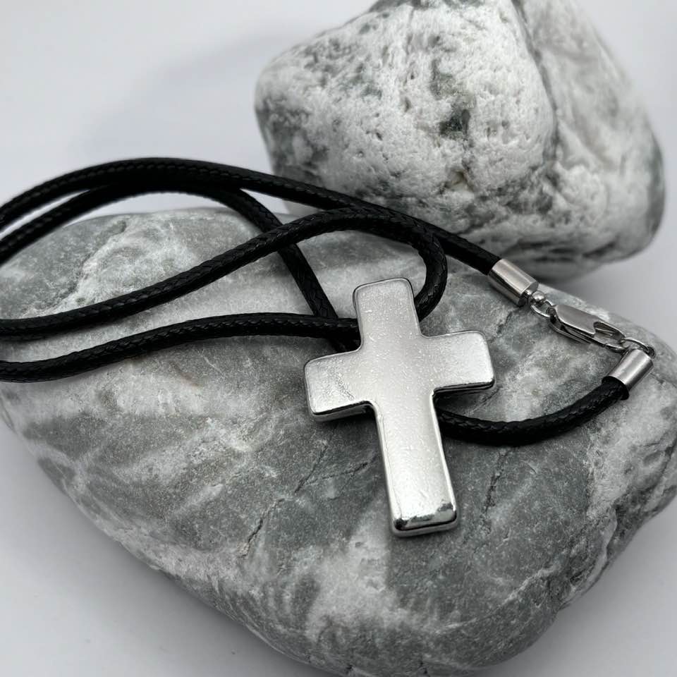 Cross pendant necklace