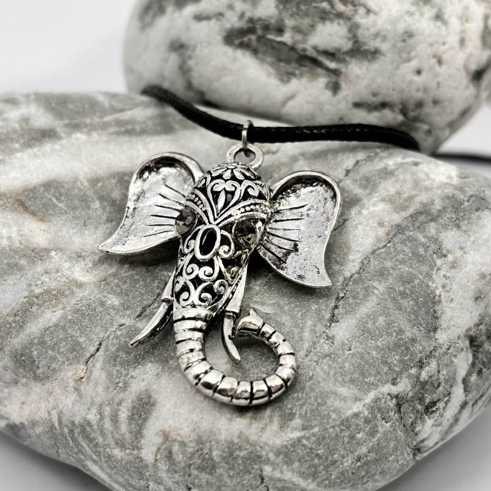 Elephant head pendant necklace
