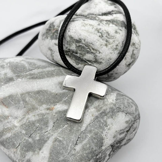 Cross pendant necklace