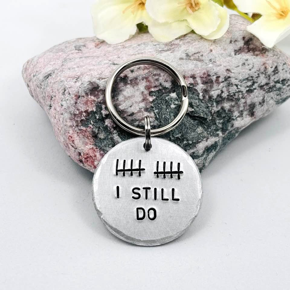 10th Anniversary Aluminium Keyring, Tally Mark "I Still Do", 10 Years Wedding Keepsake for Husband or Wife